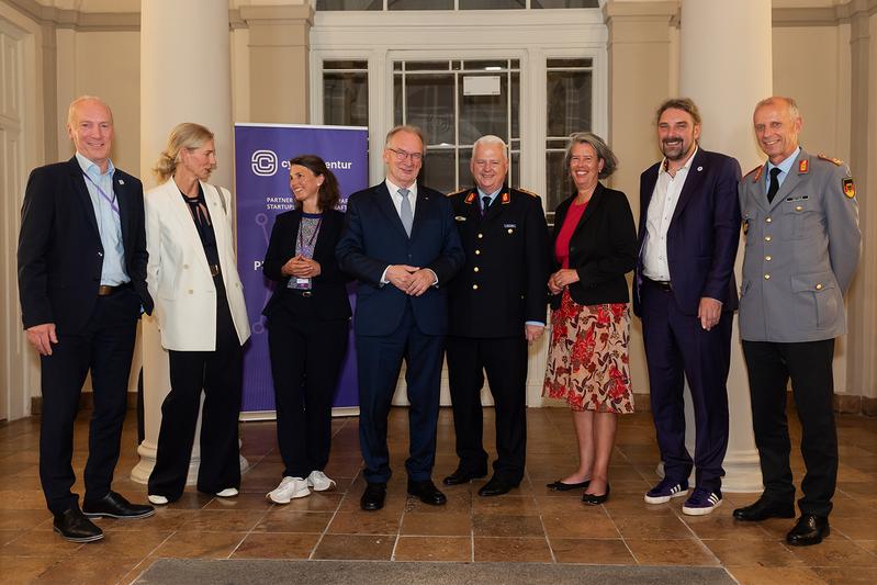 Ministerpräsident Dr. Reiner Haseloff gratulierte gemeinsam mit Vertreterinnen und Vertretern aus Bundesministerien und Partnerinstitutionen zum 5-jährigen Jubiläum der Cyberagentur.