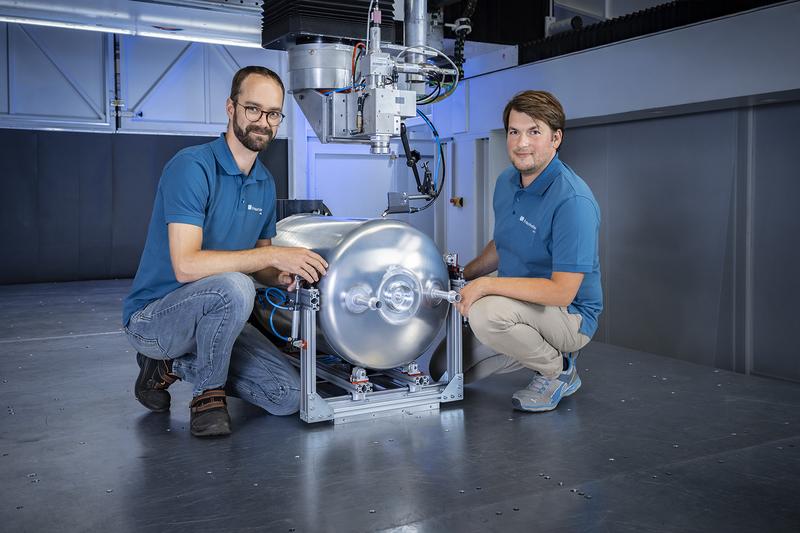 Fraunhofer researchers are developing a demonstrator for closed aluminum tank structures with process-stable laser weld seams as part of the LuFo aviation project.