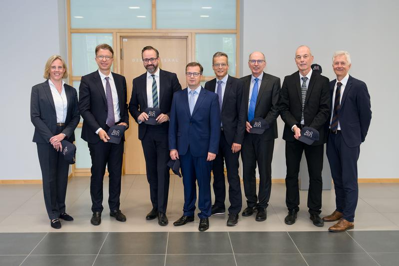 V.l.n.r.: Prof. Esther Troost, Prof. Uwe Platzbecker, Sachsens Wissenschaftsminister Sebastian Gemkow, Prof. Christian Thomas, Prof. Martin Bornhäuser, Dr. Axel Rahmel, Prof. Christian Hugo, Prof. Johannes Schetelig.