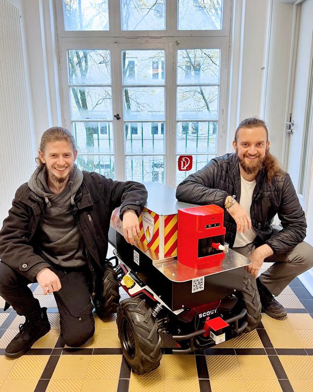Lucas Dehmel (links) und Lukas Bartenstein haben Digital Technologies an der TU Clausthal und der Ostfalia Hochschule studiert und sind Gründer des Start-ups Warden Robotics.