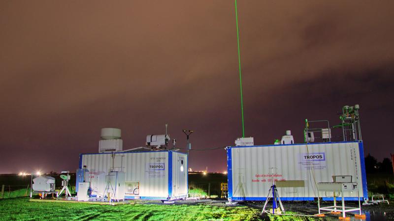 Der grüne Laserstrahl des PollyXT-Lidarsystems der LACROS-Station am Nachthimmel von Invercargill. 