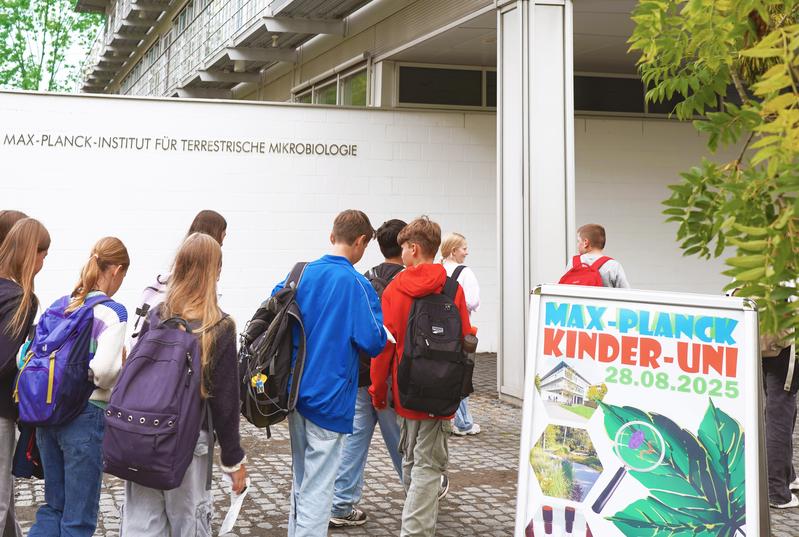 Kinder am Eingang des Max-Planck Institutes in Marburg