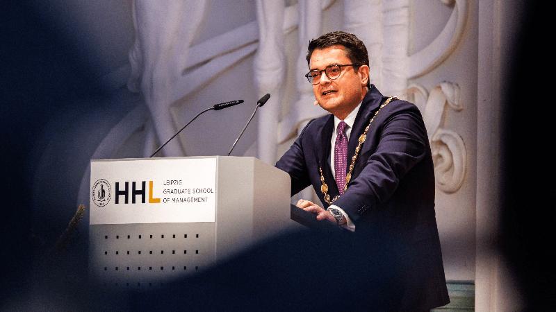 Offiziell ins Amt des Rektors der HHL eingeführt: Tobias Dauth mit Amtskette während der Graduierungsrede