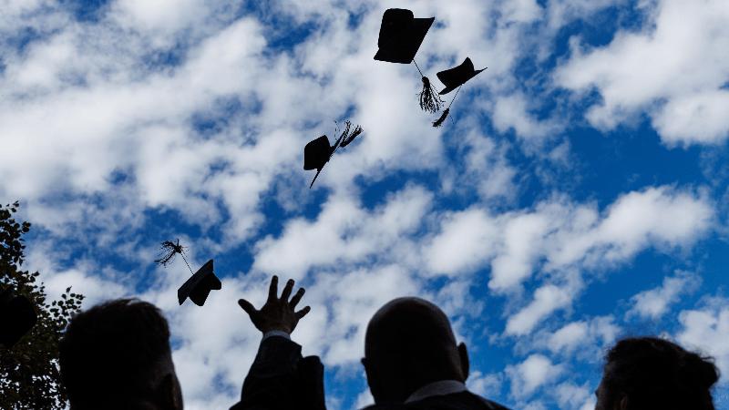 Graduierte der HHL werfen ihre Hüte