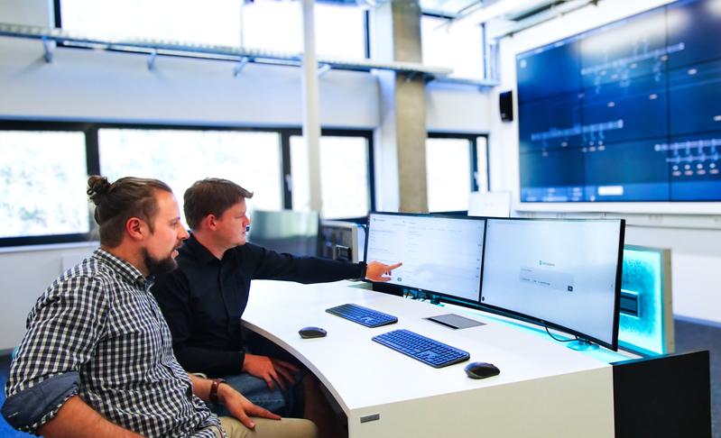 Im Netzleitlabor des Fraunhofer IOSB-AST werden erste Praxistests mit dem GridCompanion durchgeführt. Foto: Martin Käßler