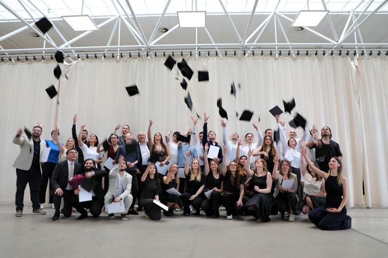 33 Master feiern im Fachbereich Architektur an der Hochschule Bochum ihren erfolgreichen Abschluss mit dem traditionellen Hutwurf. 