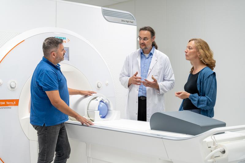 Prof. Dr. Ilona Croy und Prof. Dr. Martin Walter diskutieren mit Dr. Daniel Güllmar vom MRT-Forschungszentrum des UKJ (v.r.) die Einsatzmöglichkeiten des neuen 7-Tesla-MRT-Gerätes für die Forschung im DZPG.