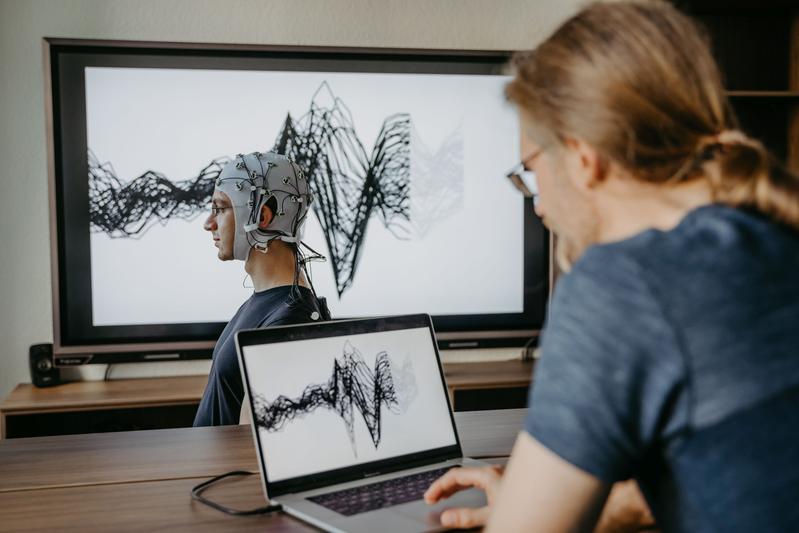 Messung der Gehirnaktivität mit einem Elektro-Enzephalogramm (EEG) 