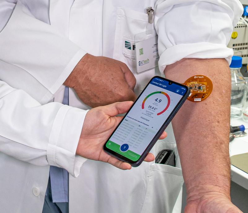 Menschen mit chronischer Nierenerkrankung können ihren Kaliumspiegel künftig eigenständig zu Hause messen und sich die Ergebnisse am Smartphone anzeigen lassen.