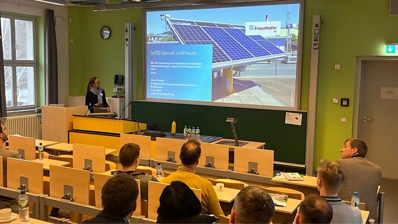 Esther Fokuhl vom Fraunhofer ISE präsentierte bei der Regenerativen Energietechnik-Konferenz an der Hochschule Nordhausen aktuelle Forschungsergebnisse zu Degradationsmechanismen von Solarmodulen.