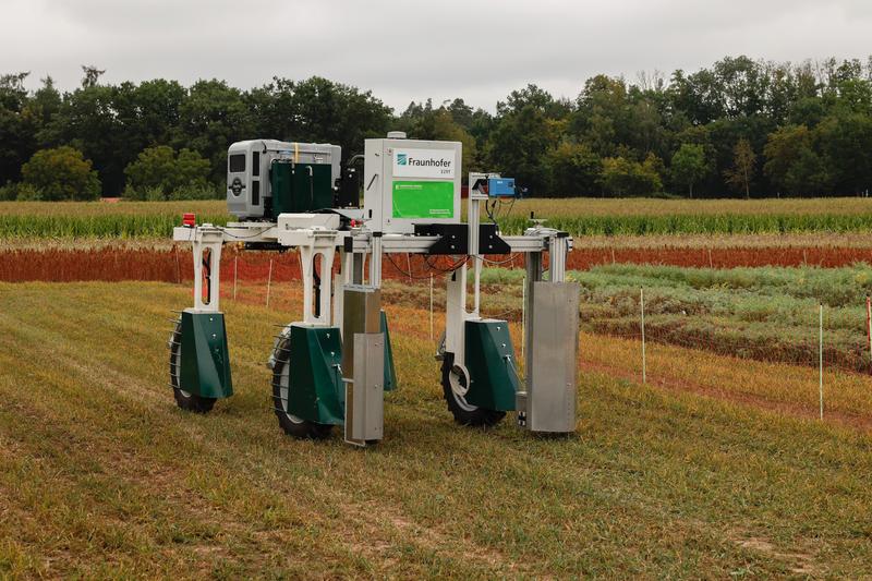 DeBiFix-Feldroboter mit Röntgensystem und RTK-GNSS-gestütztem Lenksystem