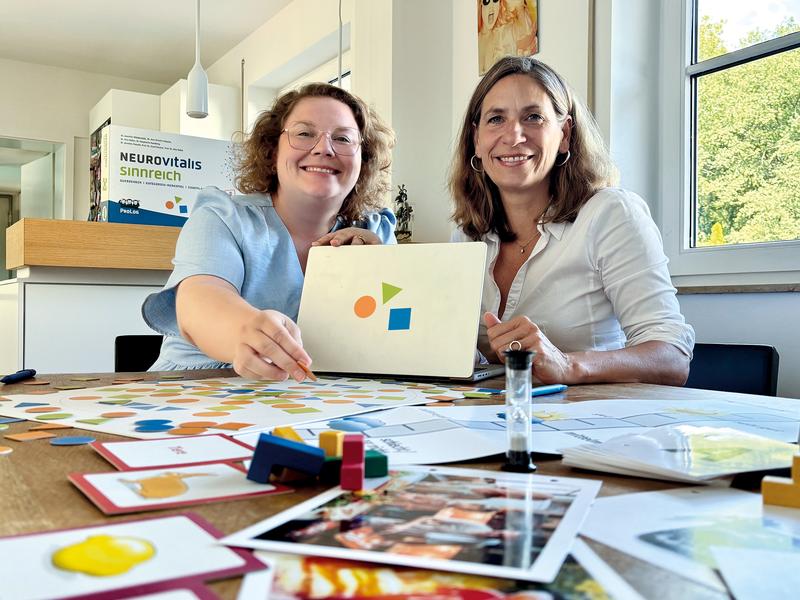 Dr. Ann-Kristin Folkerts (li.) und Prof. Dr. Elke Kalbe mit Schulungsmaterialien