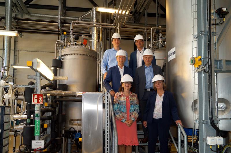Die CEOs von Mibelle Group und LanzaTech sowie der Institutsleiter des Fraunhofer IGB kamen zum Start des Fermentations-Prozesses nach Leuna.