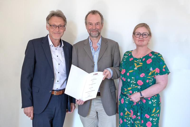 Urkundenübergabe an Dr. Michael Kreutz (Mitte) durch Rektor Prof. Dr.-Ing. Jens Strackeljan (l.) und Prof. Dr. Daniela Dieterich (r.), Dekanin der Medizinischen Fakultät Magdeburg.