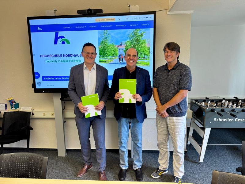 Vertragsunterzeichnung zwischen der Hochschule Nordhausen und der Franziskuswerk Akademie, vertreten durch Schulleiter Michael Kreisel, zur Verzahnung von Ausbildung und Studium im Bereich Heilpädagogik. 