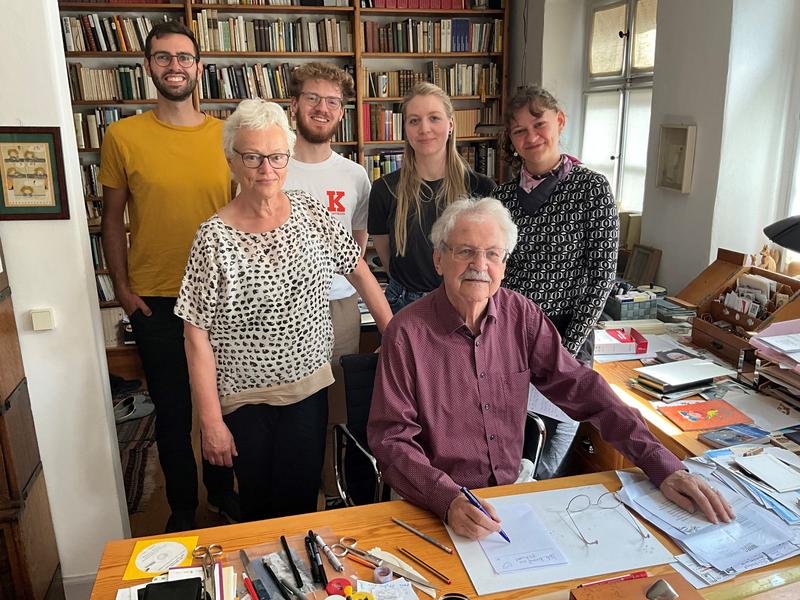 Für die Studierenden (hinten v.l.n.r.) Luca Stenz, Simeon Göll, Melissa Link und Jana Hickmann sowie Heidrun Alzheimer (vorne l.) ein besonderes Highlight: Paul Maar (vorne r.) steht ihnen für Fragen rund um seinen Vorlass zur Verfügung.