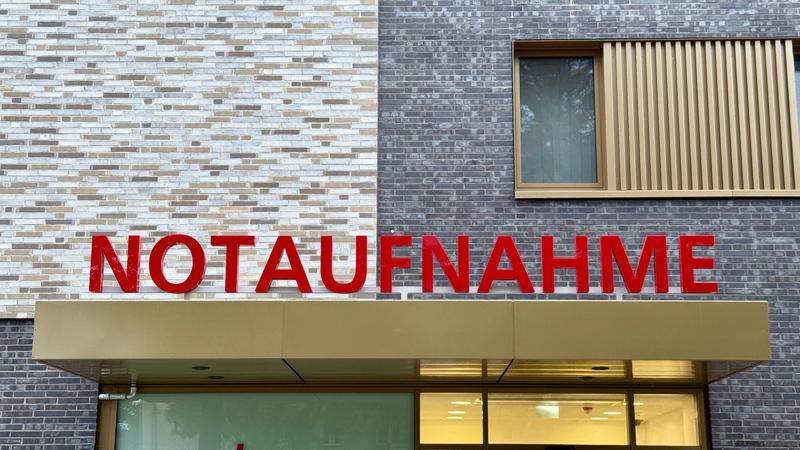 Notaufnahmen als erste Anlaufstelle für Menschen nach Gewalterfahrungen. Neuen Podcast-Folge von „Gemeinsam weiterdenken hoch6“ thematisiert Versorgung von Gewaltbetroffenen und psychosoziale Versorgung von Geflüchteten in Deutschland.