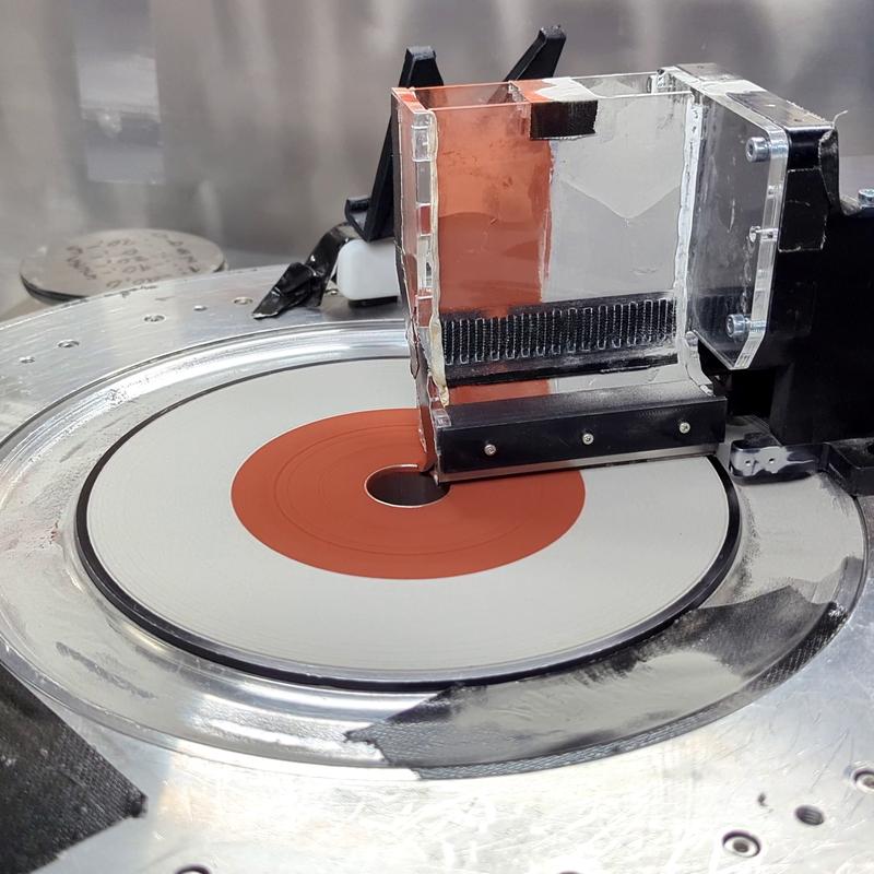 In der neuen 3D-Druckmaschine werden zwei unterschiedliche Materialien gleichzeitig auf der rotierenden Plattform vom Laser verschmolzen.  