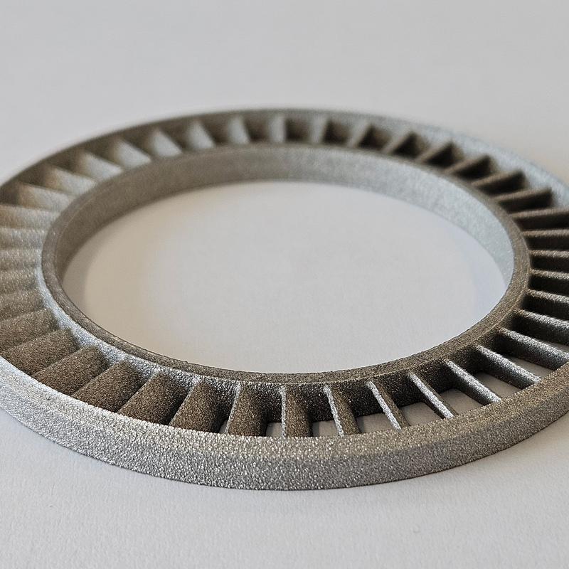 Ein fertiggestellter Leitkranz für eine Hochdruckturbine mit einem Durchmesser von 75 Millimetern.  