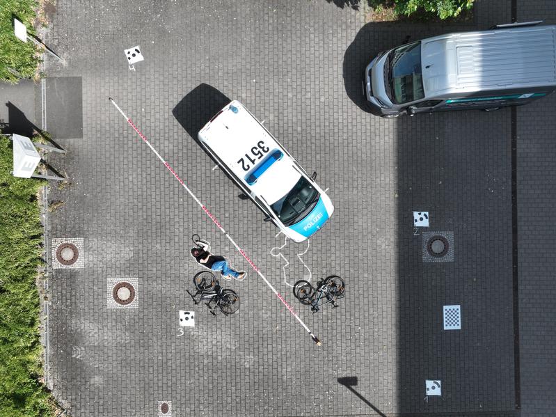 Nachstellung eines Fahrradunfalls am Campus der Universität Koblenz: Forschende des Instituts für Computervisualistik beschäftigen sich mit innovativen Möglichkeiten der Unfallrekonstruktion. 
