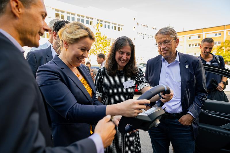 KI und Mobilität: Das Kooperationsprojekt zwischen Charité – Universitätsmedizin Berlin, BMW und BIFOLD integriert hochmoderne Präventionsmedizin ins Auto. 