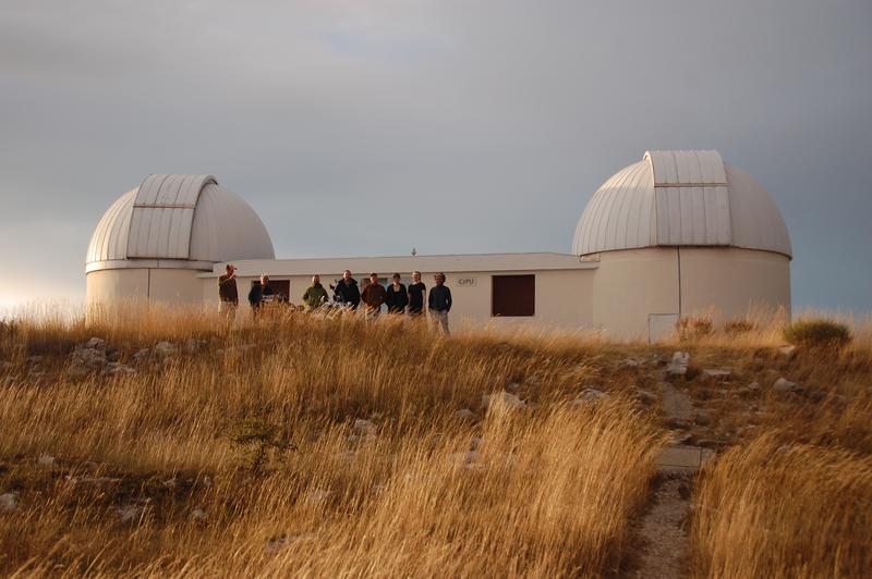 Die Studierenden der Hochschule Emden/Leer vor dem Observatorium in Südfrankreich.