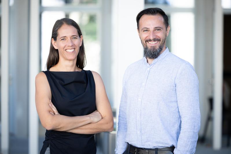 Theresa Rienmüller vom Institute of Biomechanics und Robert Winkler vom Institut für Elektronenmikroskopie und Nanoanalytik der TU Graz.