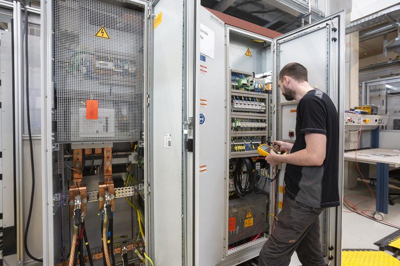Vorbereitung eines netzbildenden Wechselrichters für die Vermessung im Multi-Megawatt Lab des Fraunhofer ISE.