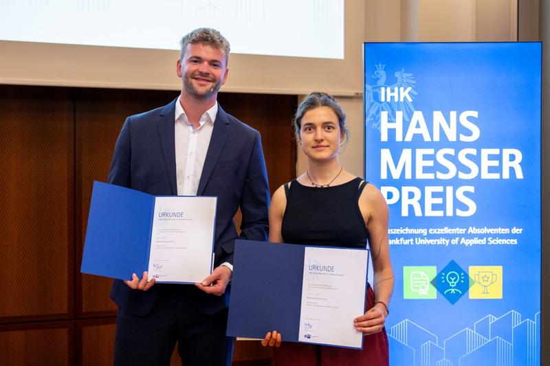 Für ihre hervorragenden Prüfungsleistungen wurden Svenja Zöller und Robin Raff, Studierende der Frankfurt UAS, mit dem Hans-Messer-Preis der IHK Frankfurt ausgezeichnet.