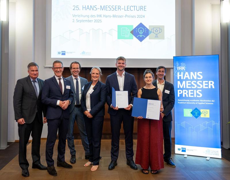 Svenja Zöller (2.v.r.) und Robin Raff (3.v.r.) mit (v.l.) Klaus-Stefan Ruoff (IHK Vizepräsident), Prof. Dr. Kai-Oliver Schocke (Präsident Frankfurt UAS), Festredner Dr. Markus Fein (Alte Oper), Prof. Dr. Petra Rucker-Gramm und Prof. Dr. Boris Schilder.