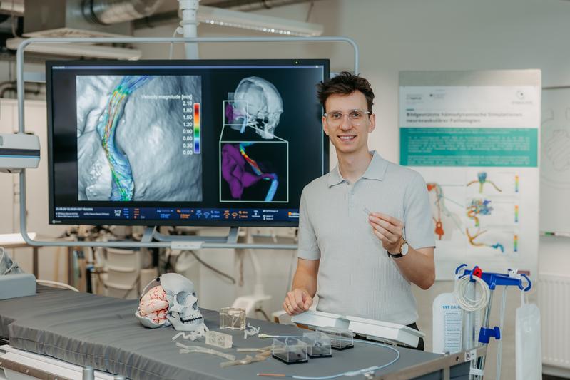Janneck Stahl mit einem Stent in der Hand.
