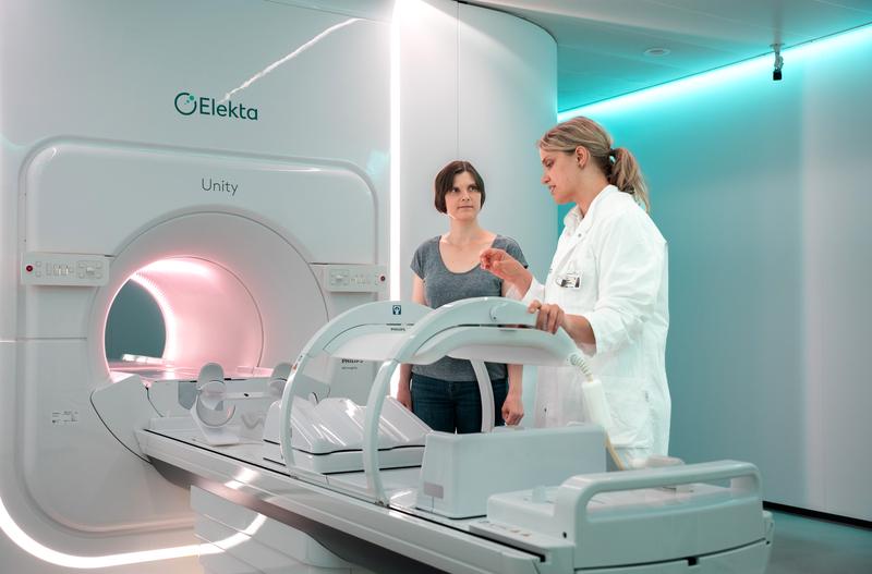 Patientin Stefanie Beyer (l.) im Gespräch mit Dr. Annika Lattermann, Fachärztin für Strahlentherapie, am MR-Linac.