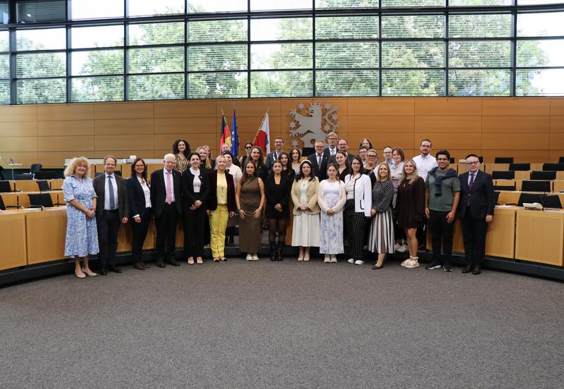 Ehrengäste, Studierende und Wegbereiter:innen des Bachelor Jüdische Soziale Arbeit im Rahmen der Feierstunde im Thüringer Landtag am 04.09.2025