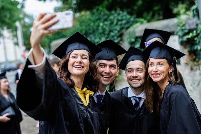 Selfie zum Studienabschluss: Graduierte der HHL starten mit besten Karriere- und Gehaltsperspektiven ins Berufsleben