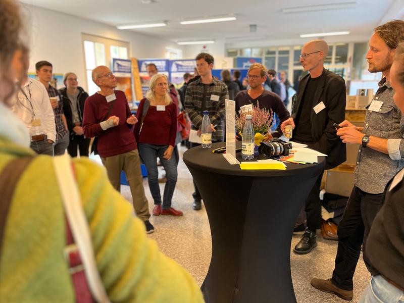 In intensiven Diskussionsrunden tauschten sich Fachleute aus Planung, Handwerk und Wissenschaft sowie Interessierte über aktuelle Entwicklungen und Praxislösungen des nachhaltigen Bauens aus.