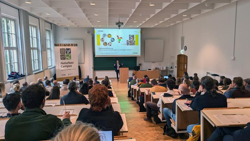 Im Hörsaal der HTWK Leipzig verfolgten die zahlreichen Teilnehmenden die Vorträge von Expertinnen und Experten zu Forschung, Innovationen und zukunftsfähigen Ansätzen im nachhaltigen Bauen und Sanieren.