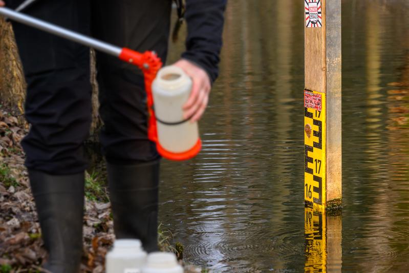Beispielfoto: Der Wasserstand kann natürlicherweise oder menschengemacht schwanken. Hier eine Probenahme des IGB im Demnitzer Mühlenfließ in Brandenburg.