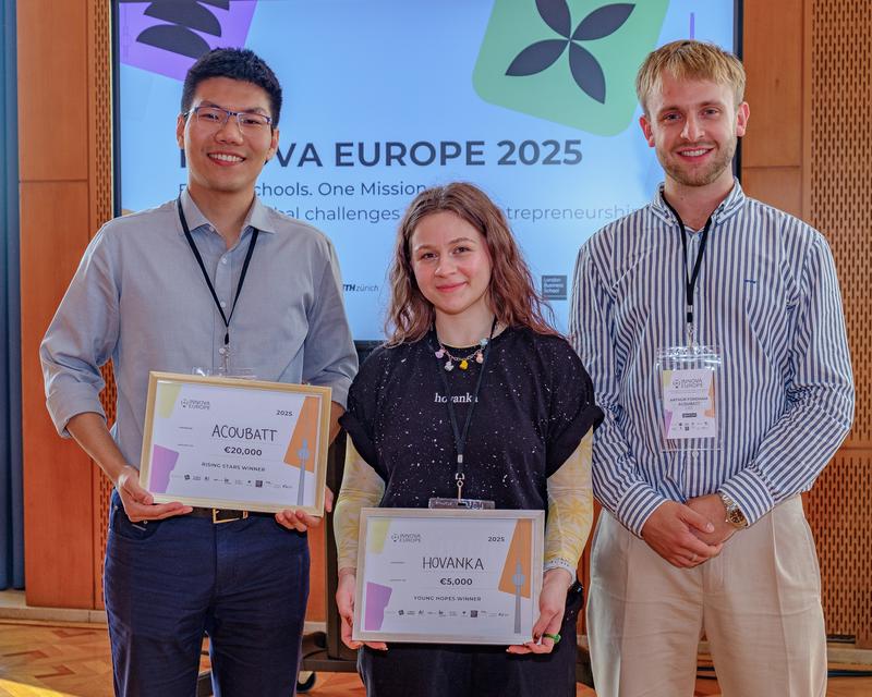 Gewinner des INNOVA Europe Wettbewerbs 2025: Chris Haoxin Xu (AcouBatt), Kris Nadiryan (Hovanka), Arthur Fordham (AcouBatt)