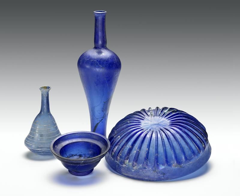 Glasfunde wie diese römischen Schalen und Flaschen aus der Sammlung des LEIZA zeigen die hohe Kunstfertigkeit des damaligen Handwerks. Ihre Erforschung gibt Aufschluss über Herstellungstechnologien sowie Kultur- und Handelsgeschichte