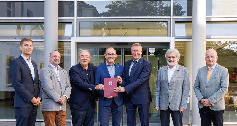 Dr. Wolfgang Blank, Minister für Wirtschaft, Infrastruktur, Tourismus und Arbeit des Landes Mecklenburg-Vorpommern, überreicht in Karlsburg den Fördermittelbescheid über 1,05 Millionen Euro an das Kompetenzzentrum Diabetes Karlsburg.