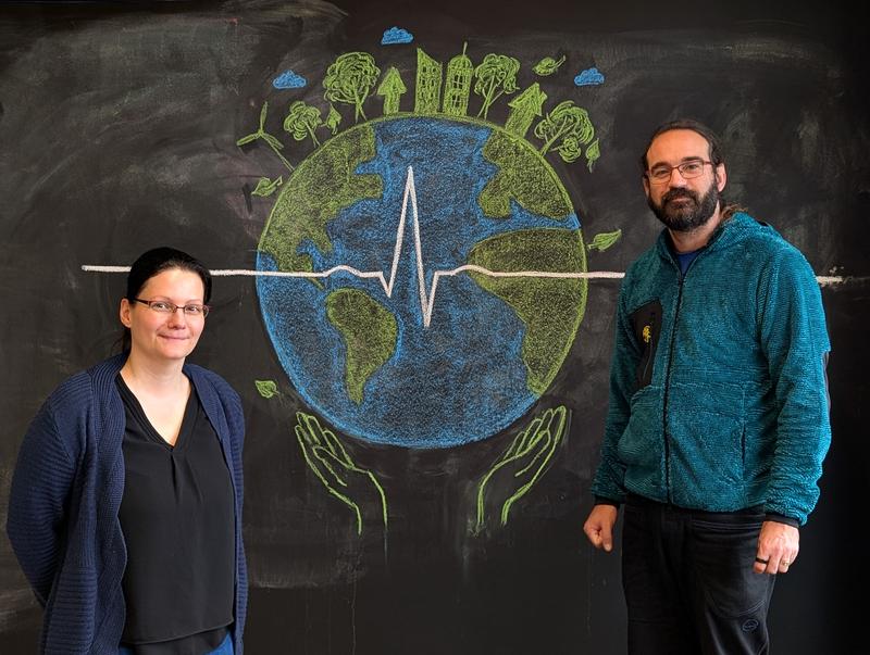 v.l. Prof. Claudia Lenk und Prof. Walter Karlen von der Universität Ulm setzen sich mit Unterstützung der Carl-Zeiss-Stiftung für eine Stärkung von Nachhaltigkeitsthemen im Ingenieursstudium ein