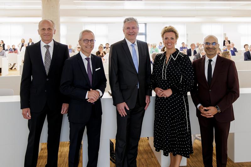 vlnr: Professor Dr. Martin Scaal, Professor Dr. Gereon Fink, Professor Dr. Edgar Schömig, Ina Brandes MdL und Professor Dr. Joybrato Mukherjee haben heute die Prosektur an der Gleueler Straße in Köln-Lindenthal eingeweiht.
