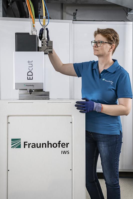 Forschende des Fraunhofer IWS haben das EDcut-System entwickelt, das mit Festkörperlaser, Scanneroptik und Gasdüse Metalle und Verbundwerkstoffe mit geringen Materialstärken präzise schneidet.