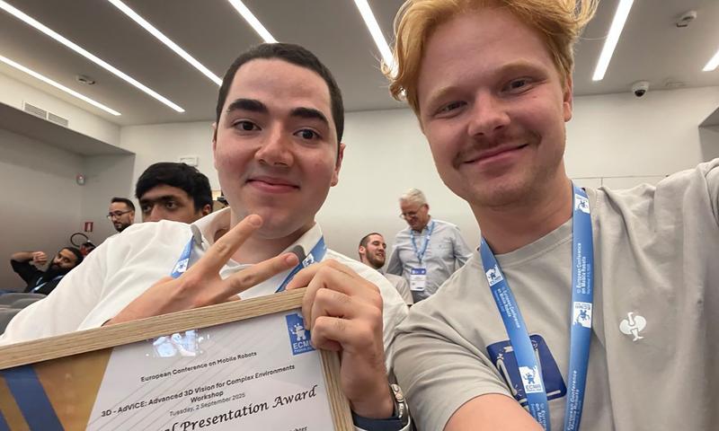 Der ausgezeichnete Würzburger Informatikstudent Marawan Khalil (links) mit dem Betreuer seiner Bachelorarbeit, dem Doktoranden Fabian Arzberger.