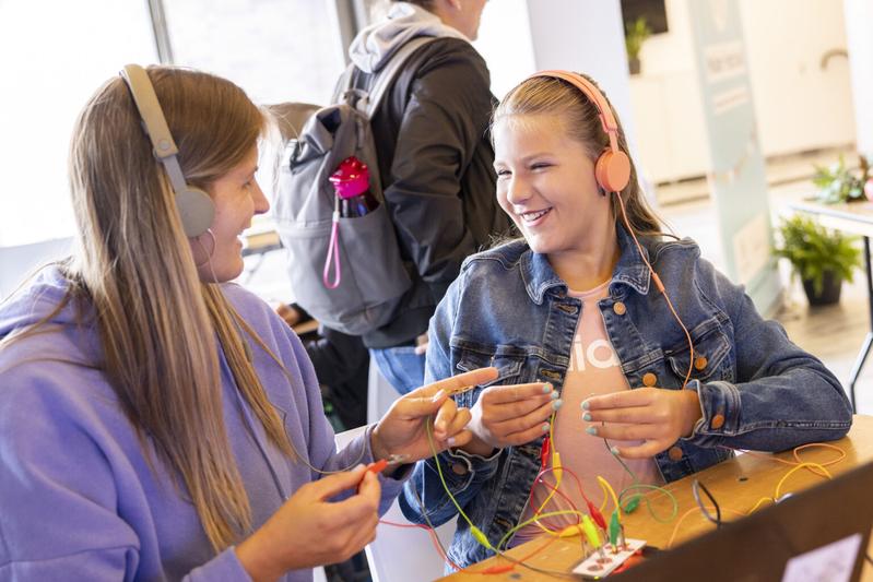 Schülerinnen beim Maker Festival in Berlin.