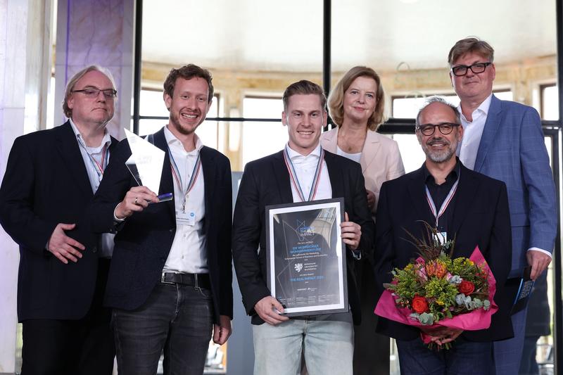   Das Gewinner-Trio von der Bergischen Universität Wuppertal (vorne von links): Julian Felix Kopka, Lennart Borgmann und Tobias Langner überzeugten die Jury mit ihrer „Wuppertaler Wohnzimmerstudie“.