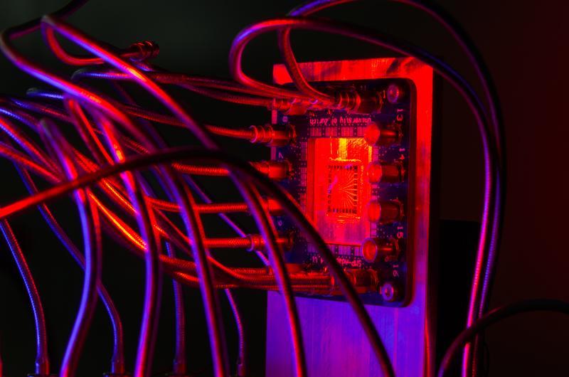 Mit dem verbesserten supraleitenden Nanodraht-Einzelphotonen-Detektor (SNSPD) suchen die Forschenden nach sehr leichter Dunkler Materie. (Bild: UZH)