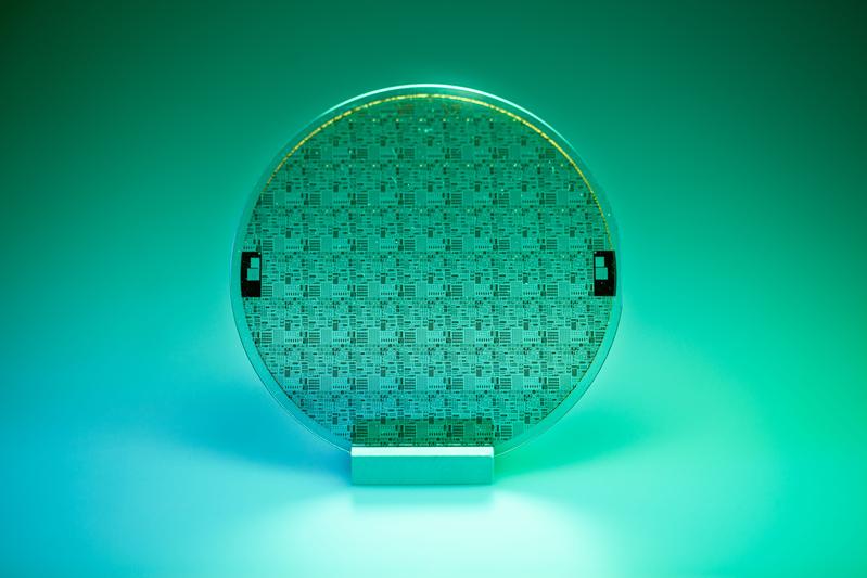 4-inch GaN-on SiC wafer of Fraunhofer IAF´s GaN07 technology. The wafers are completely fabricated and tested in Fraunhofer IAF´s III-V process line including design and fabrication of processing mask sets, epitaxy, wafer processing and characterization.