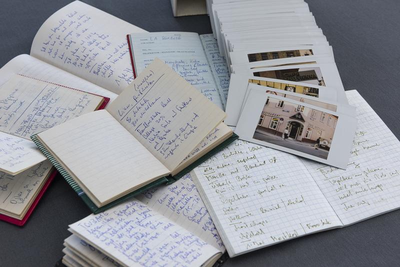 Aufgeschlagene Notizbücher und Fotografien aus der Sammlung von Christoph Wagner.