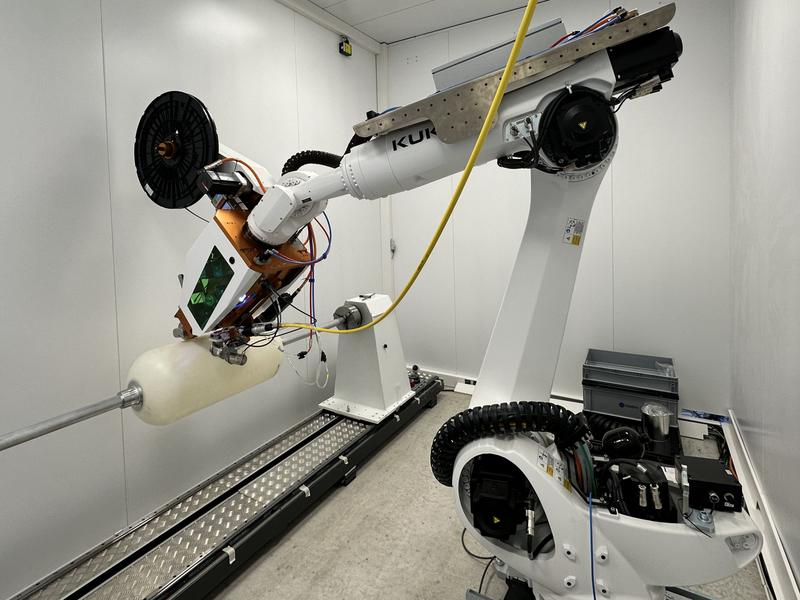 Im Matena Transferprojekt Twinspace werden intelligente digitale Zwillinge für Robotersysteme entwickelt. Erprobte Technologien aus der Alltagsrobotik werden auf die Produktion von Leichtbaukomponenten in der Luftfahrtindustrie transferiert.